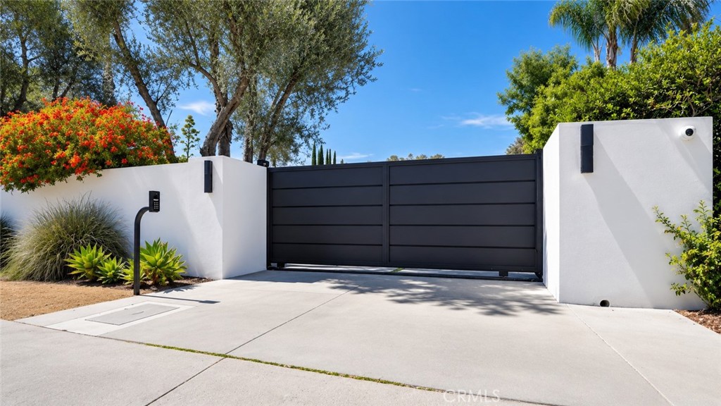 22935 Oxnard Property Photo 4