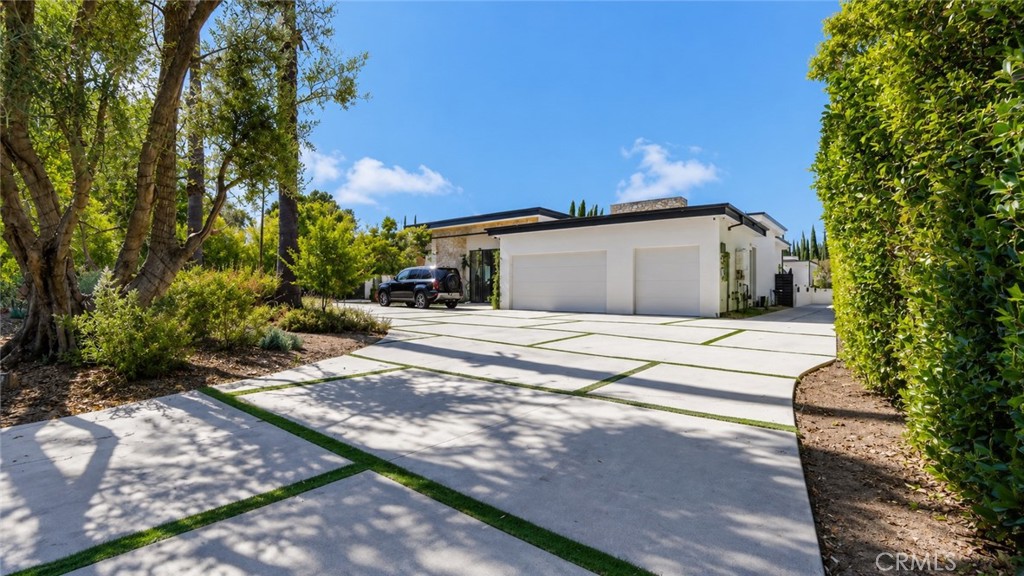 22935 Oxnard Property Photo 5
