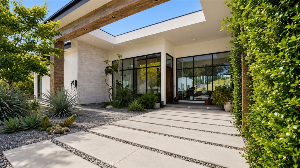 22935 Oxnard Property Photo 8