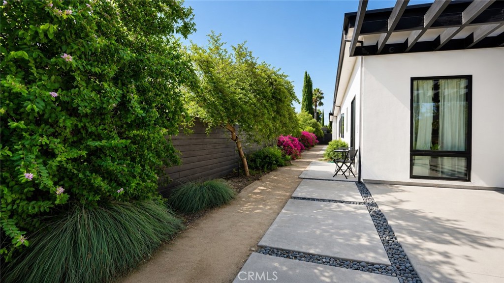 22935 Oxnard Property Photo 13