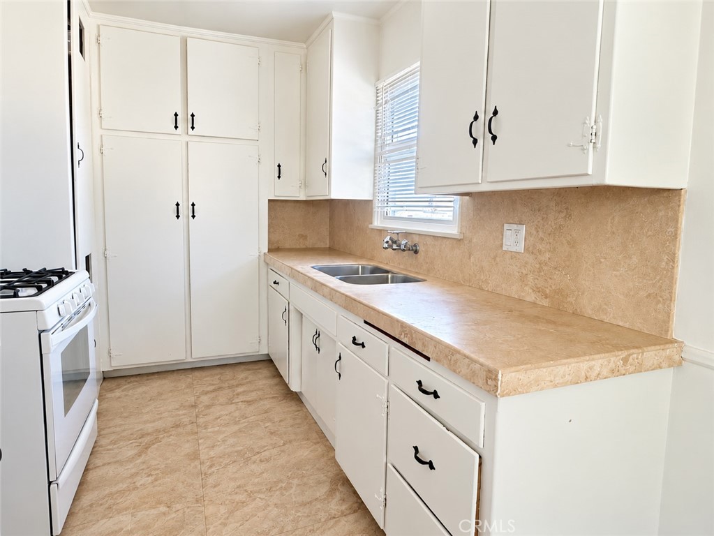 15234 Rayen Street D Property Photo 4