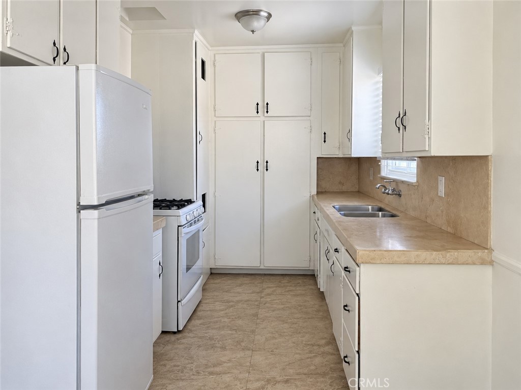 15234 Rayen Street D Property Photo 5