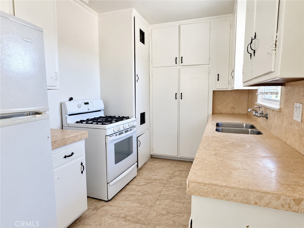 15234 Rayen Street D Property Photo 6