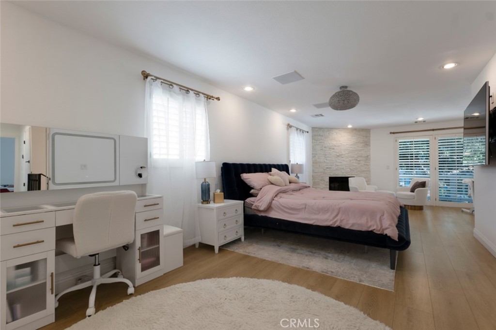 22828 Hartland Street Property Photo 18