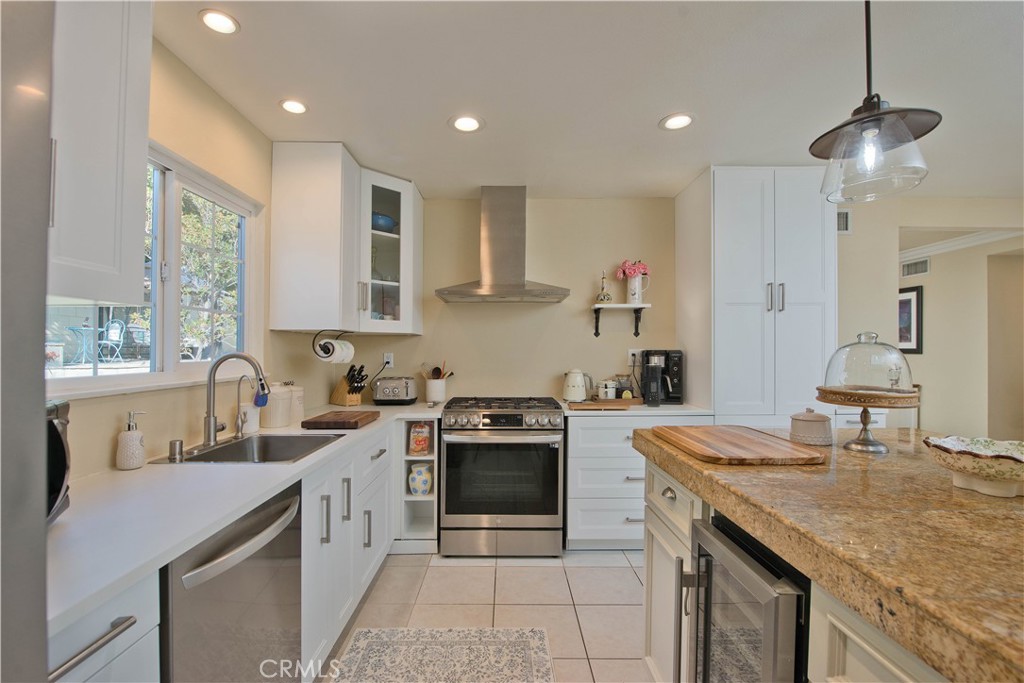1546 Deodora Street Property Photo 7