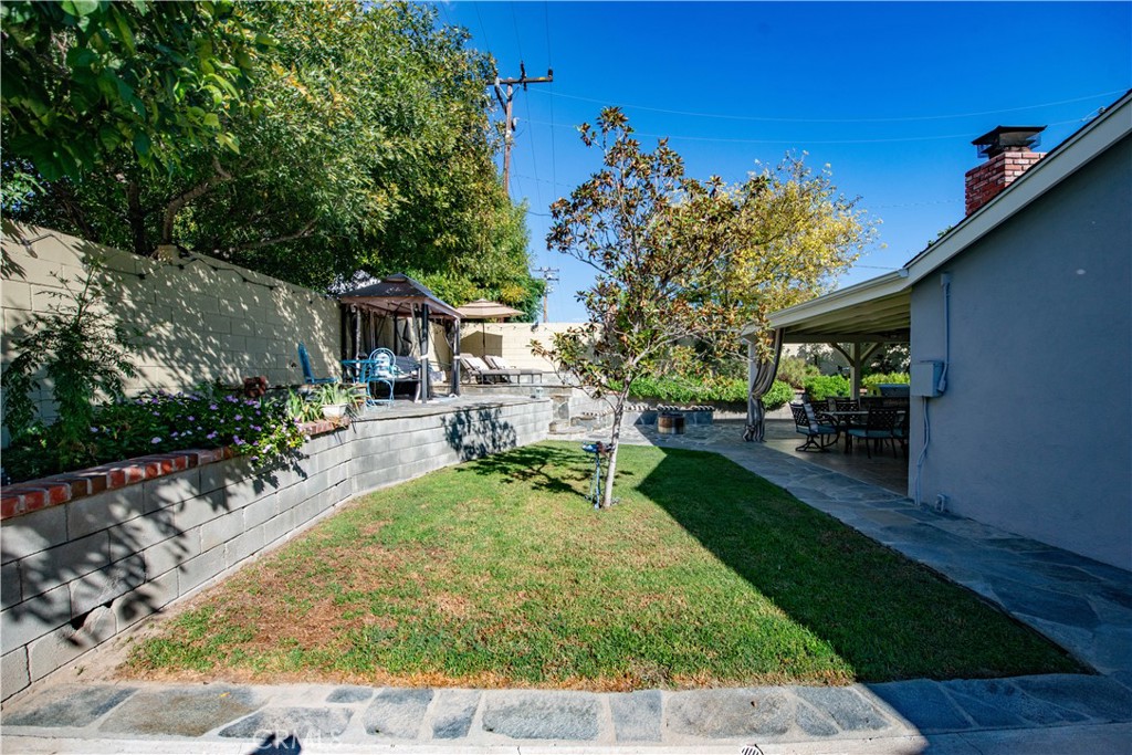 1546 Deodora Street Property Photo 26