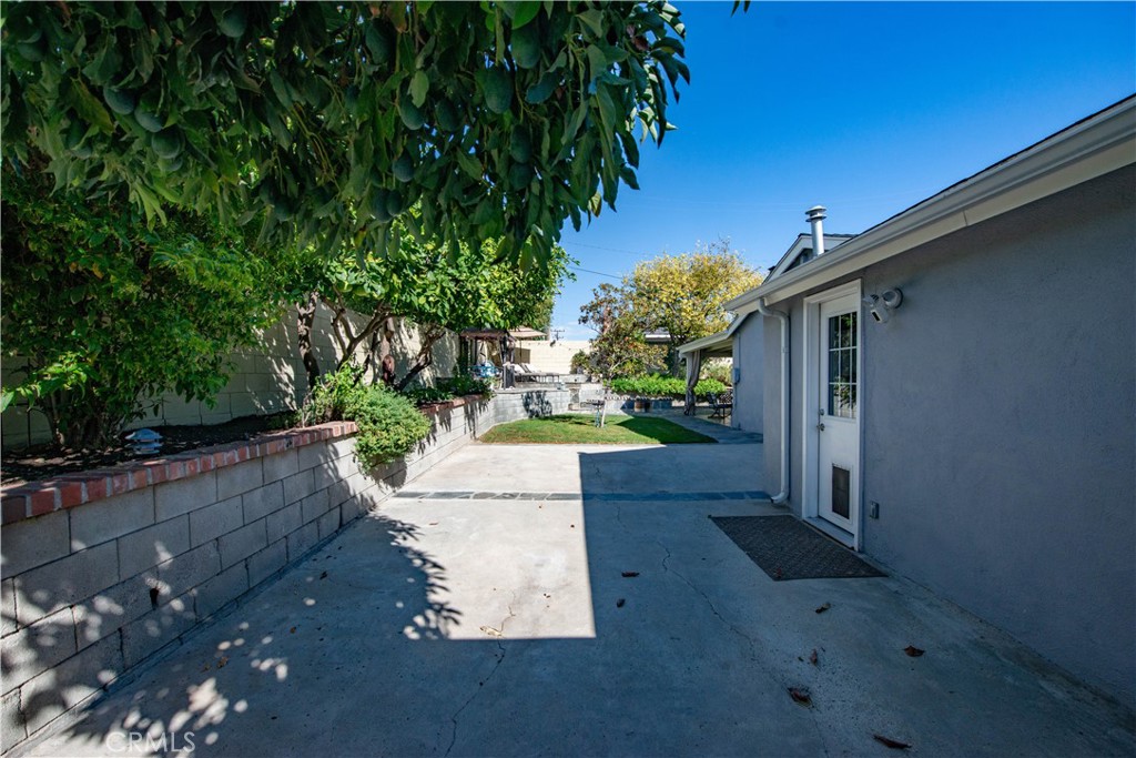 1546 Deodora Street Property Photo 30