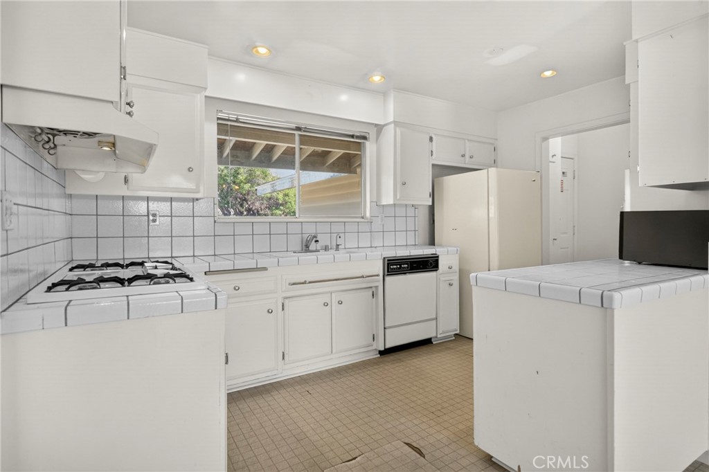 9501 Lubao Avenue Property Photo 11