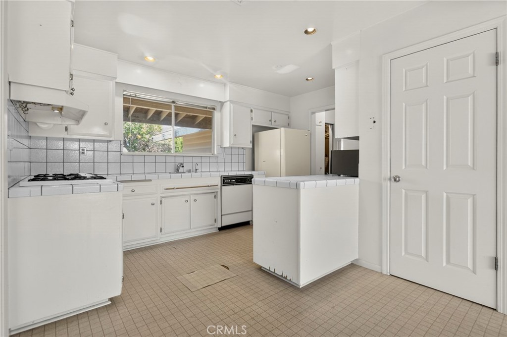 9501 Lubao Avenue Property Photo 12