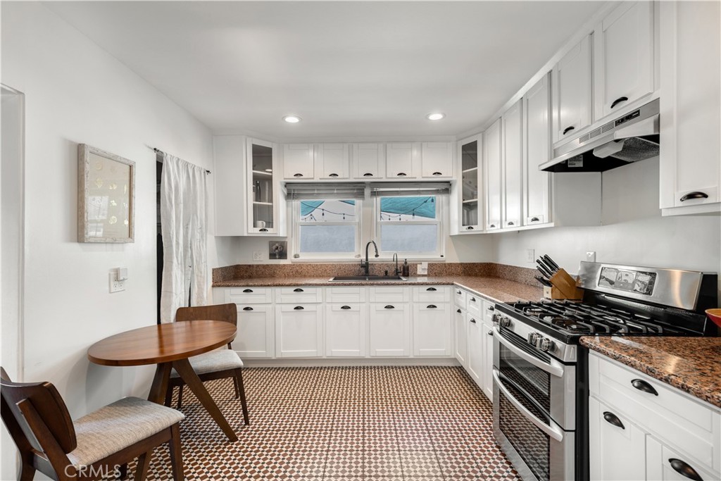 1569 S Orange Grove Avenue Property Photo 8