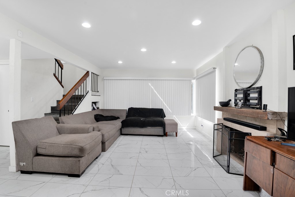 2491 Castlemont Court N Property Photo 6