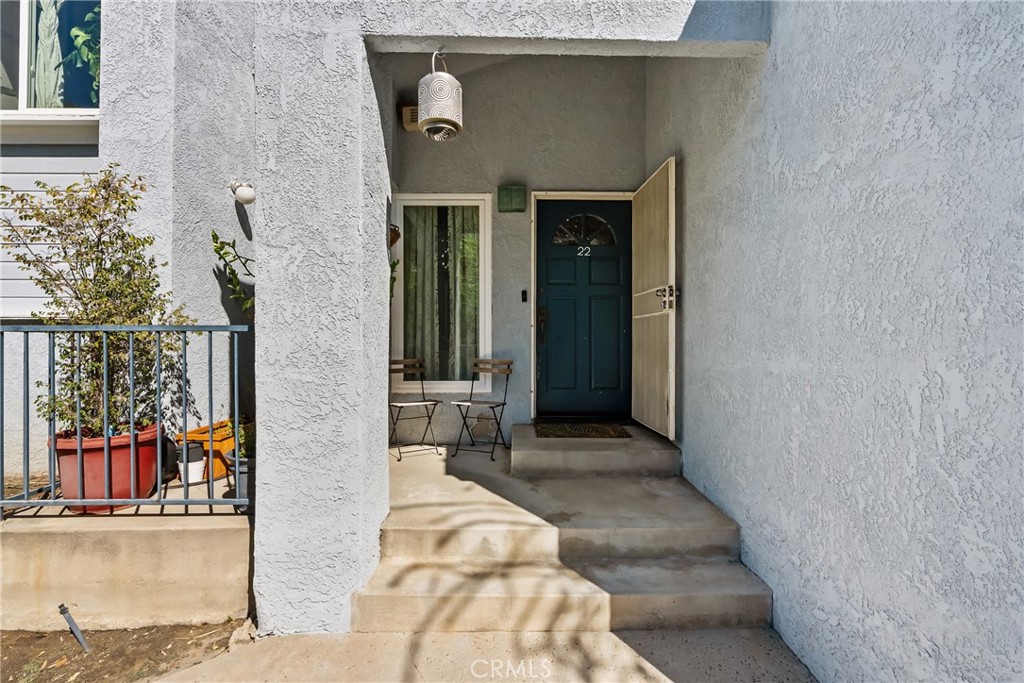 9915 Variel Avenue 22 Property Photo 4