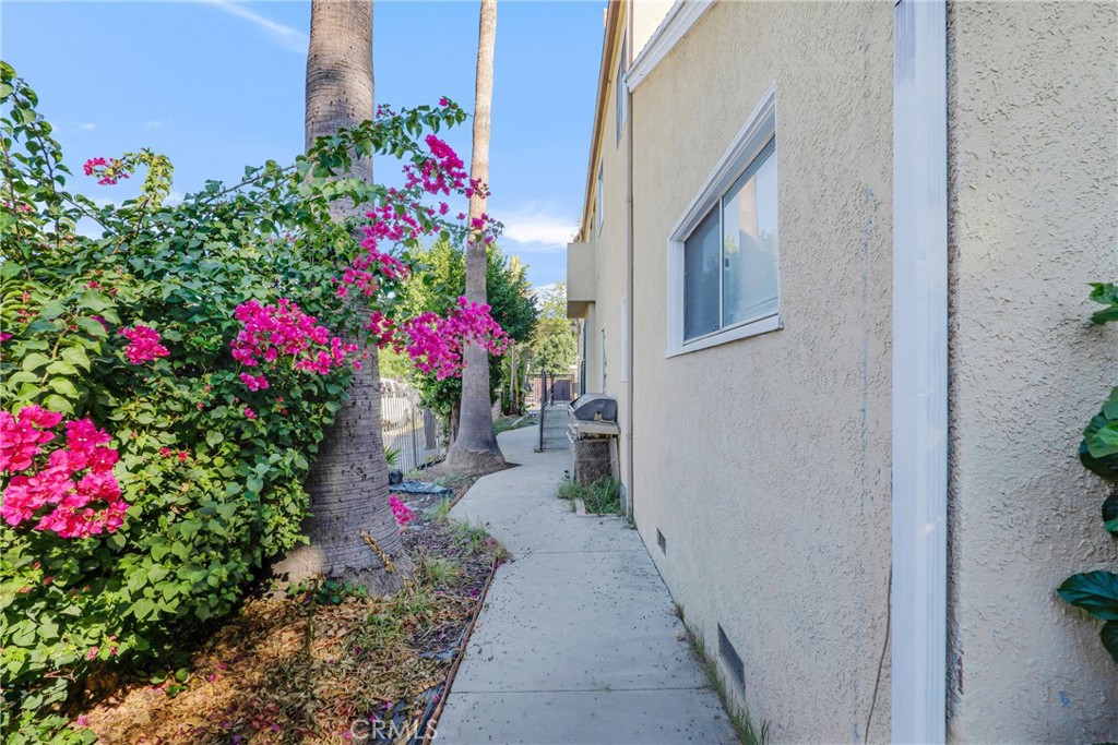 6512 Balboa Boulevard Property Photo 10