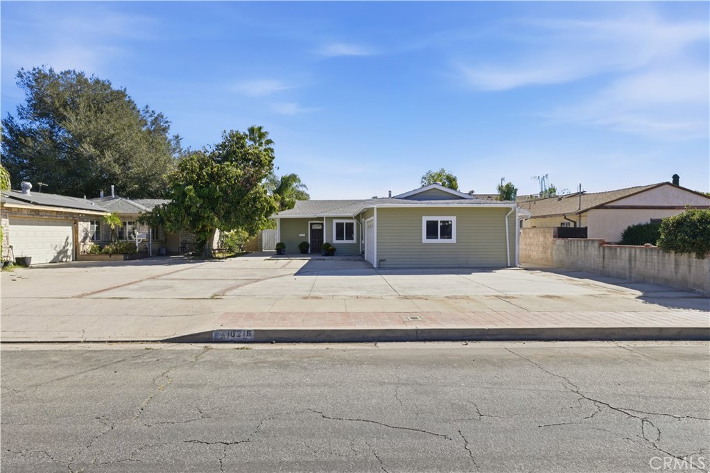 10216 Owensmouth Property Photo 2