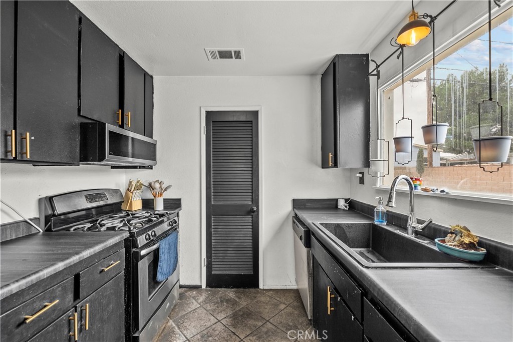 3330 Roxbury Property Photo 8