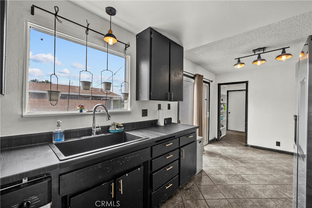 3330 Roxbury Property Photo 9