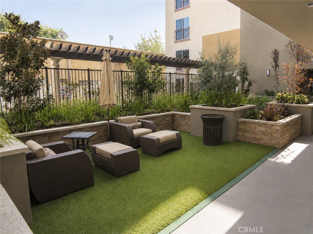11925 Kling Street 2lau Property Photo 2