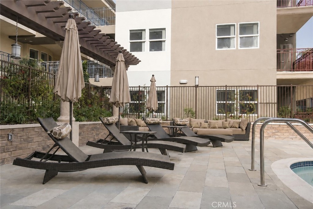 11925 Kling Street 2lau Property Photo 4