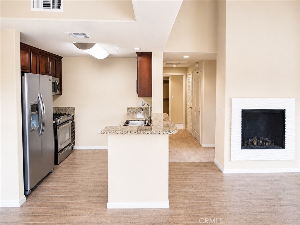 11925 Kling Street 2lau Property Photo 11