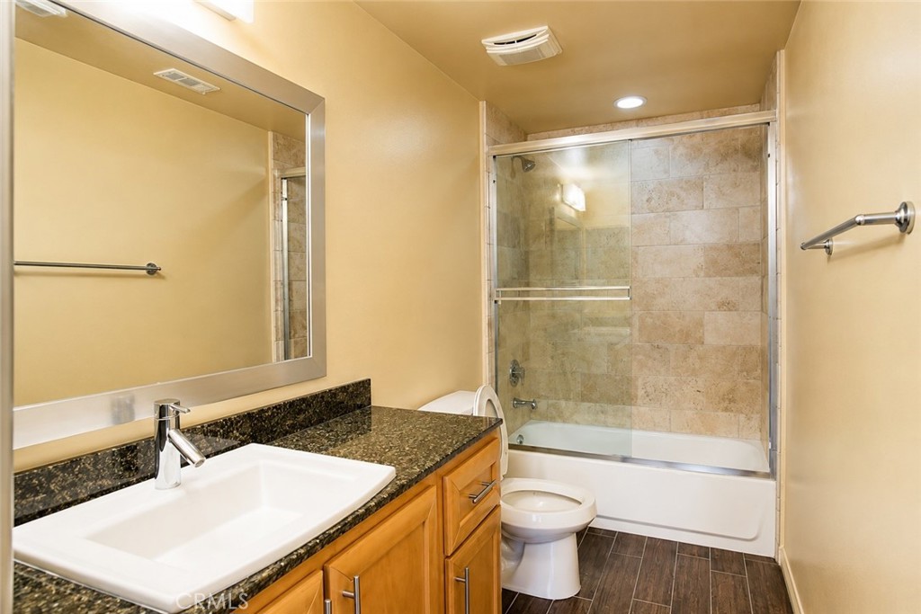 11925 Kling Street 2lau Property Photo 14