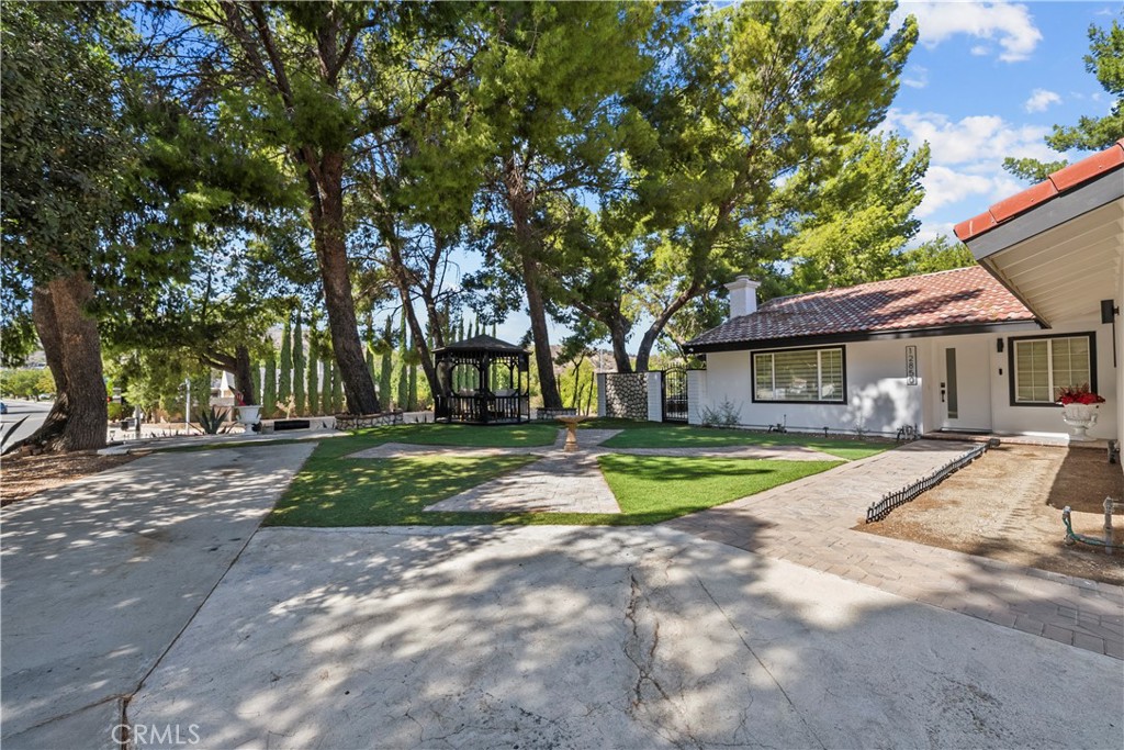 12850 Woodley Avenue Property Photo 4