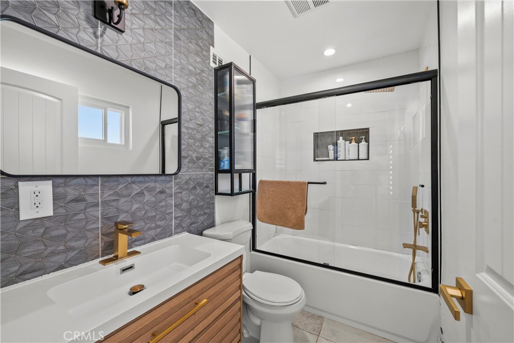 12850 Woodley Avenue Property Photo 21