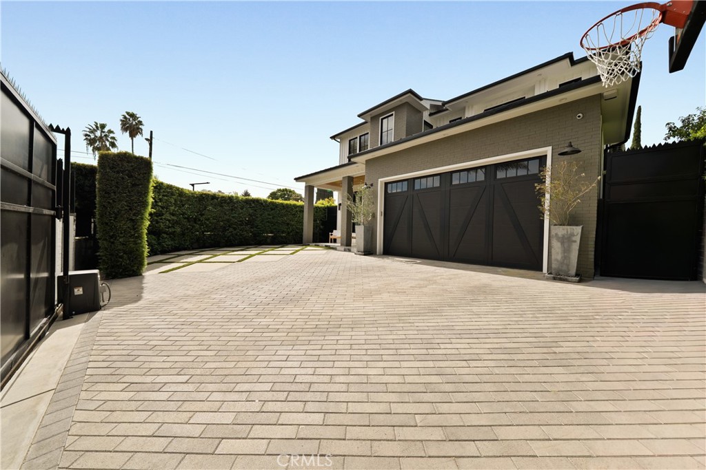 5001 Newcastle Property Photo 3