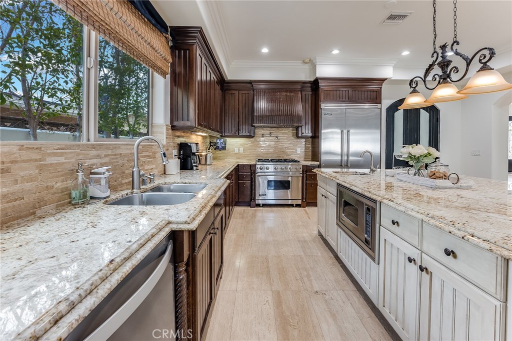 23123 Oxnard Property Photo 4