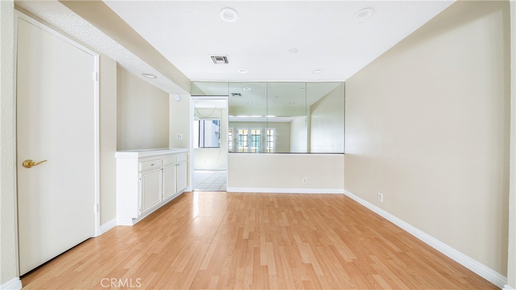 7422 Hazeltine Avenue 8 Property Photo 7