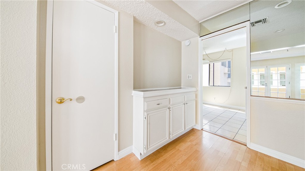 7422 Hazeltine Avenue 8 Property Photo 8