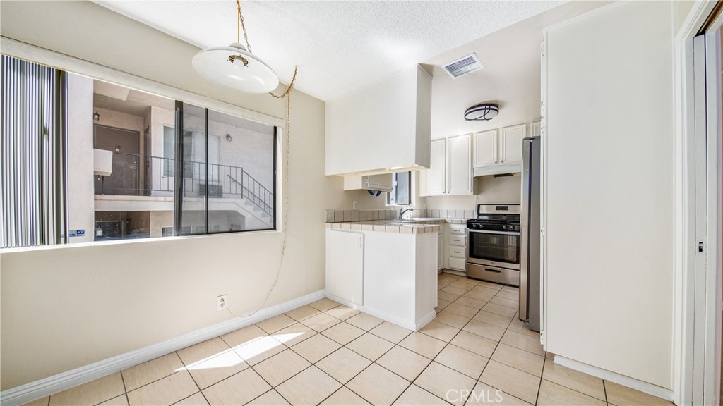 7422 Hazeltine Avenue 8 Property Photo 10