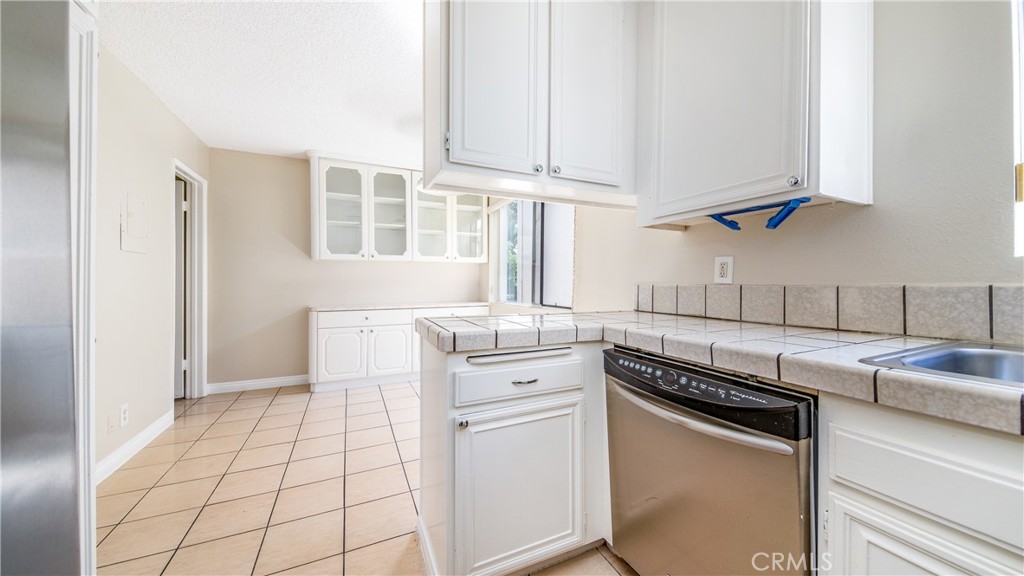 7422 Hazeltine Avenue 8 Property Photo 11