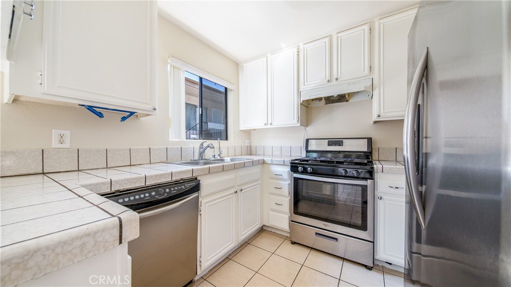 7422 Hazeltine Avenue 8 Property Photo 12