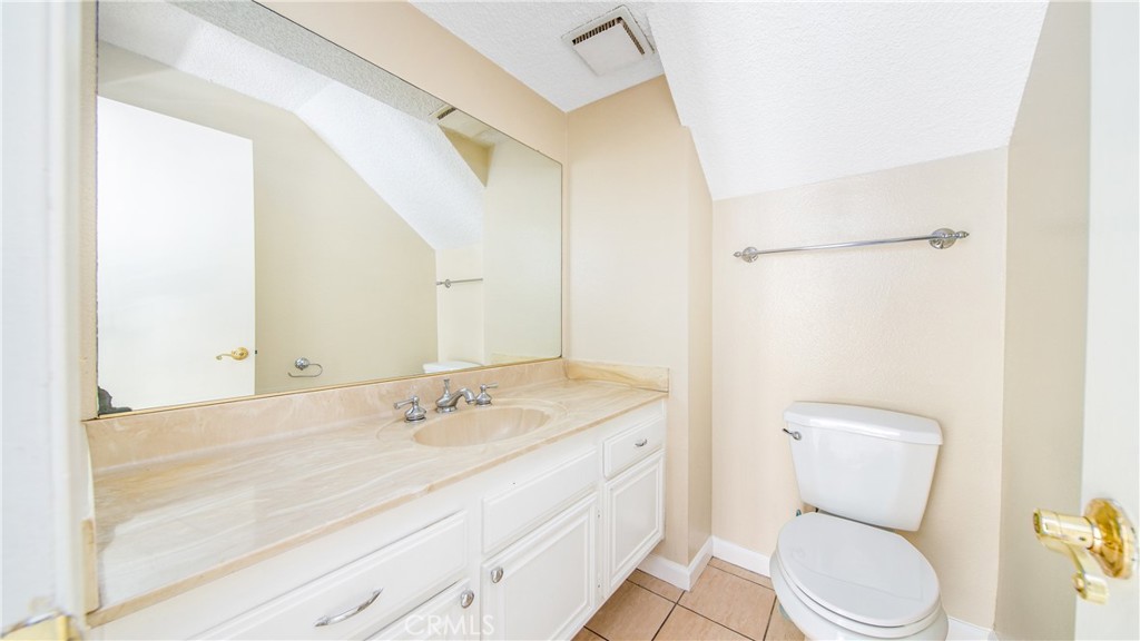 7422 Hazeltine Avenue 8 Property Photo 14