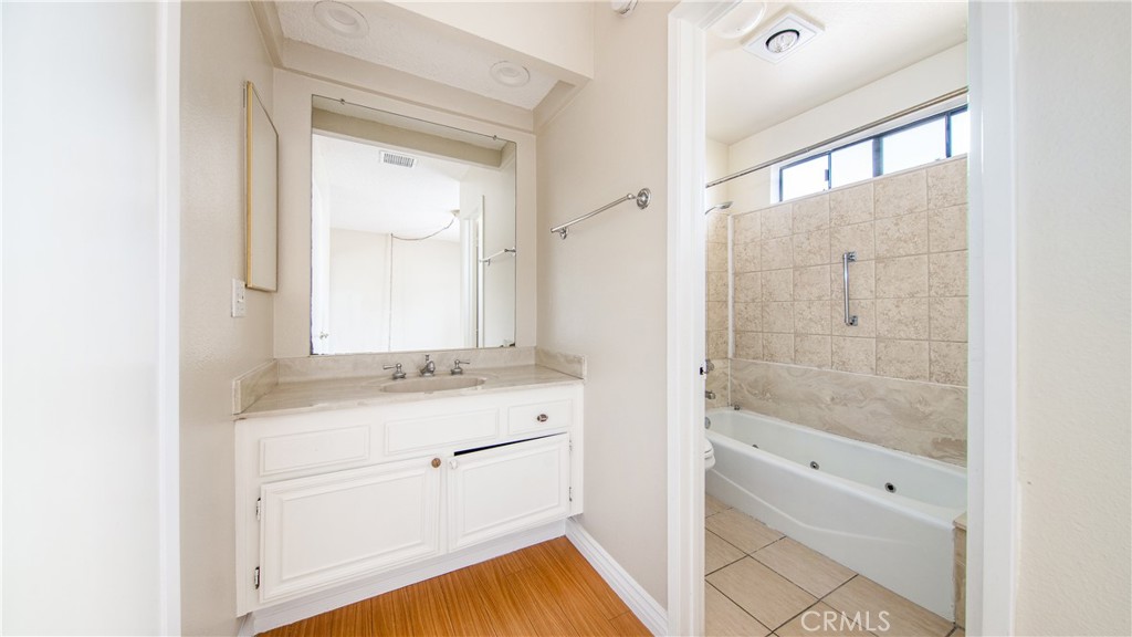 7422 Hazeltine Avenue 8 Property Photo 16