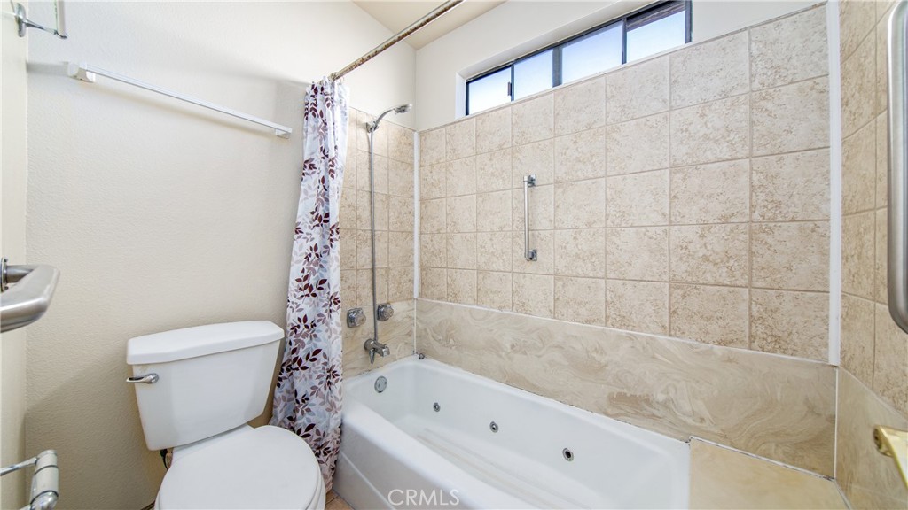 7422 Hazeltine Avenue 8 Property Photo 17