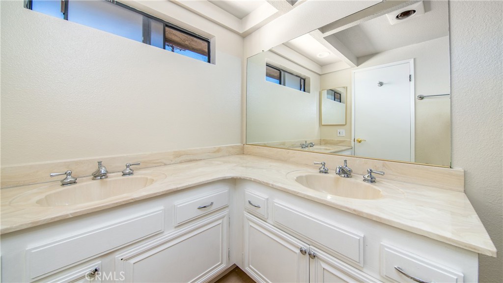7422 Hazeltine Avenue 8 Property Photo 20