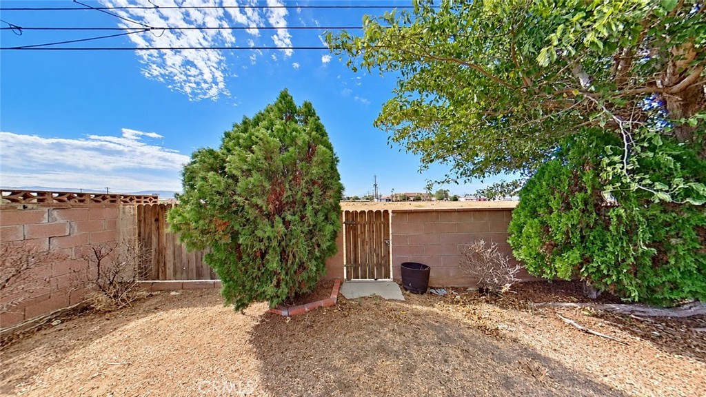 43847 2nd E Property Photo 34
