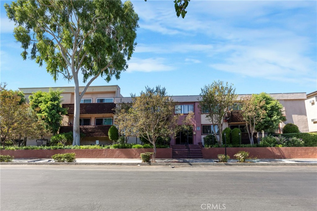 5403 Newcastle Avenue Property Photo 4