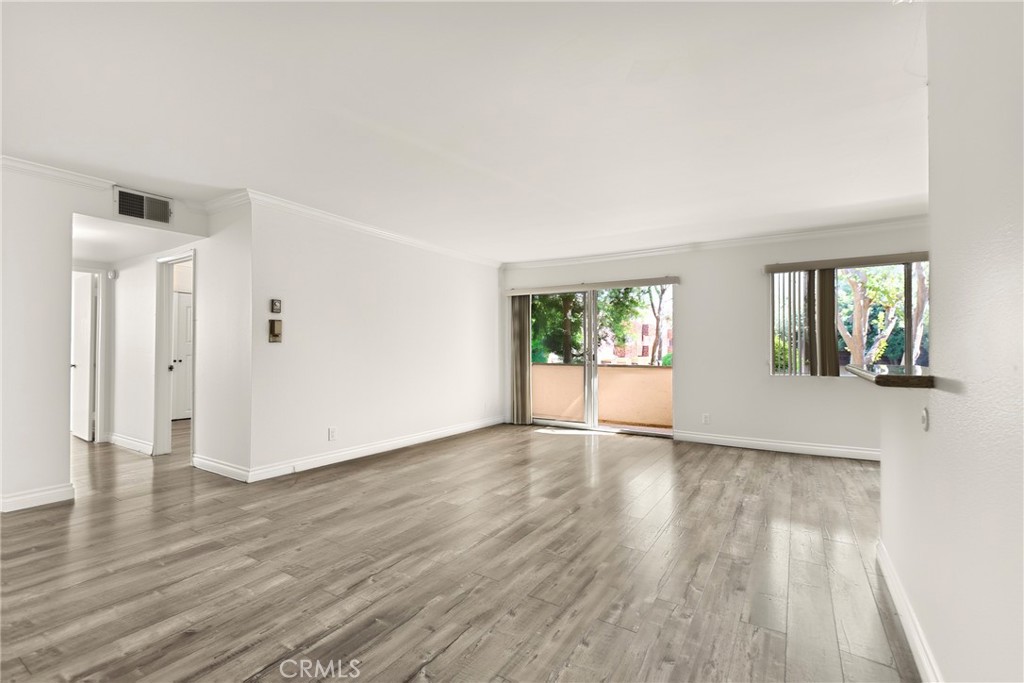 5403 Newcastle Avenue Property Photo 8