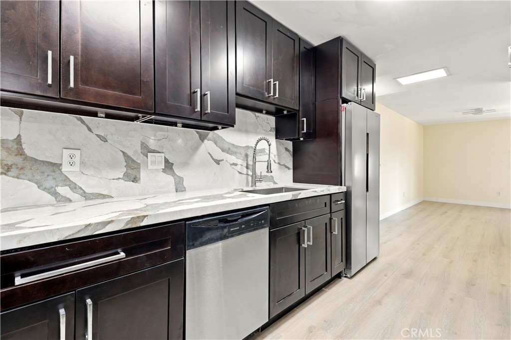 5330 Lindley Avenue 305 Property Photo 3