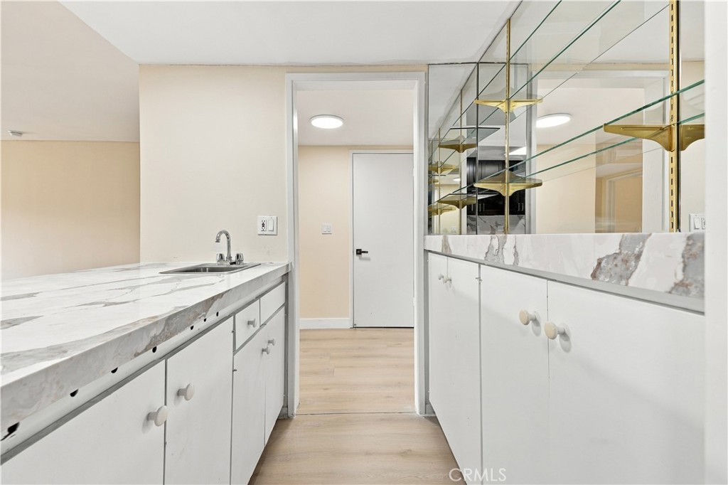 5330 Lindley Avenue 305 Property Photo 7