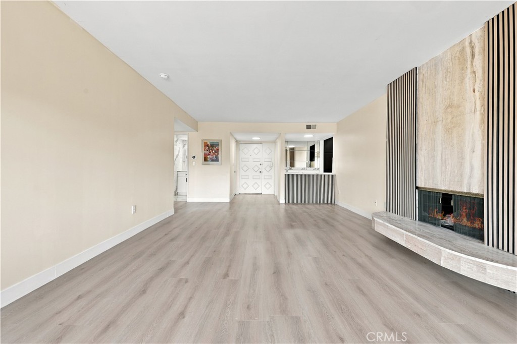 5330 Lindley Avenue 305 Property Photo 9