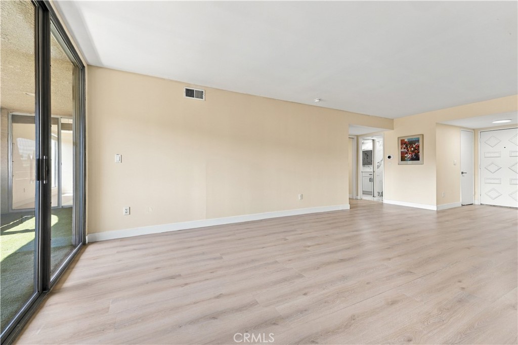 5330 Lindley Avenue 305 Property Photo 12