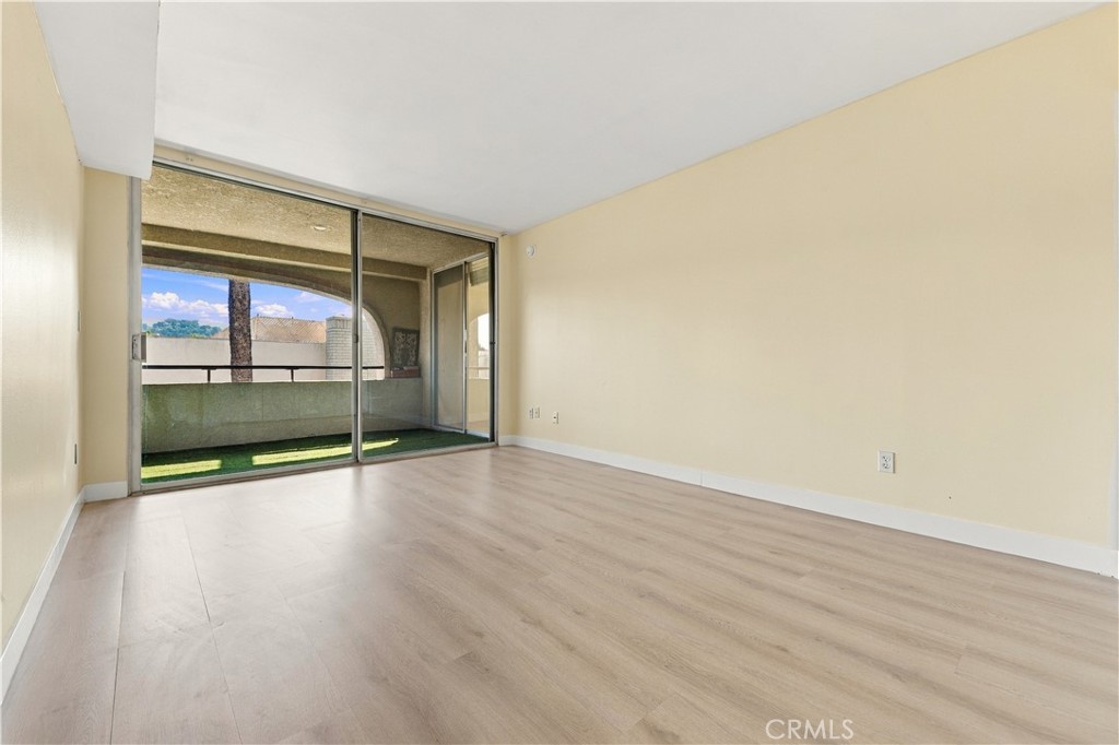 5330 Lindley Avenue 305 Property Photo 15