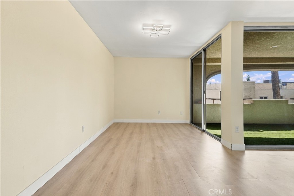 5330 Lindley Avenue 305 Property Photo 17