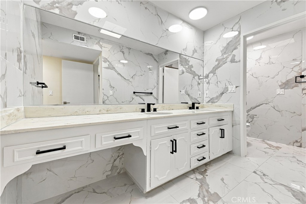 5330 Lindley Avenue 305 Property Photo 18
