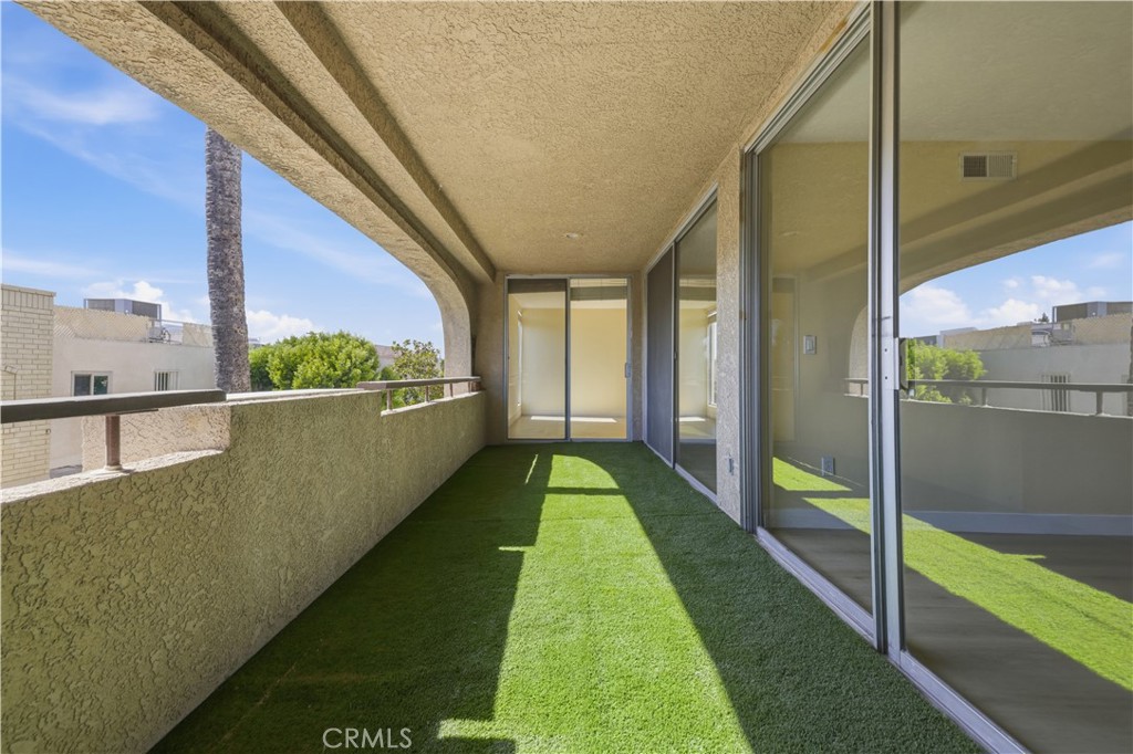 5330 Lindley Avenue 305 Property Photo 22