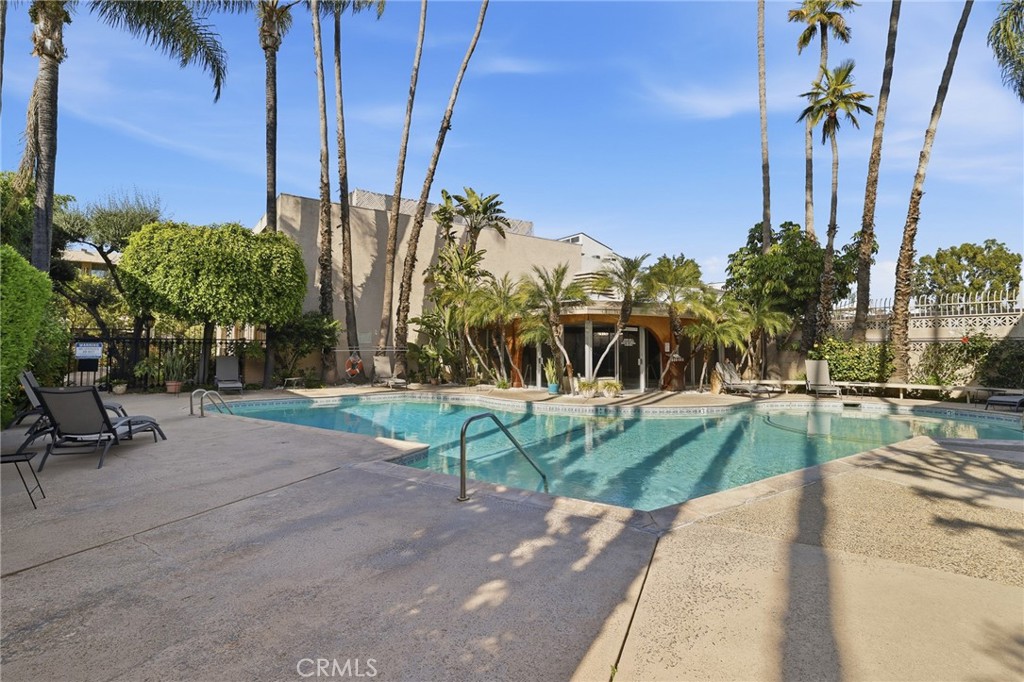 5330 Lindley Avenue 305 Property Photo 24
