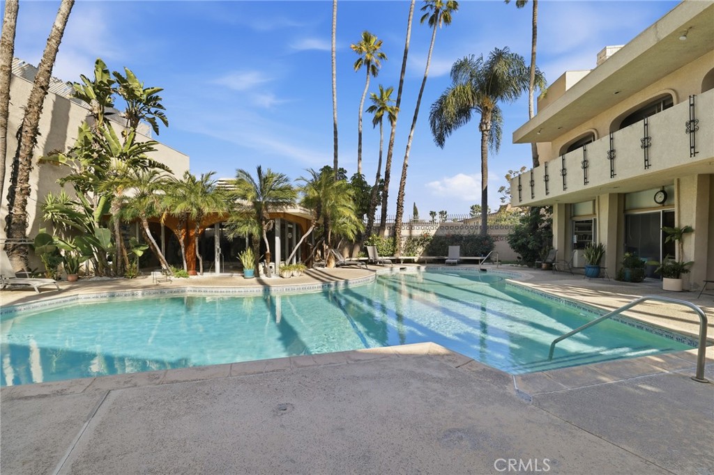 5330 Lindley Avenue 305 Property Photo 25